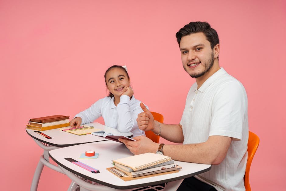 Bijlesdocent helpt kind aan bureau