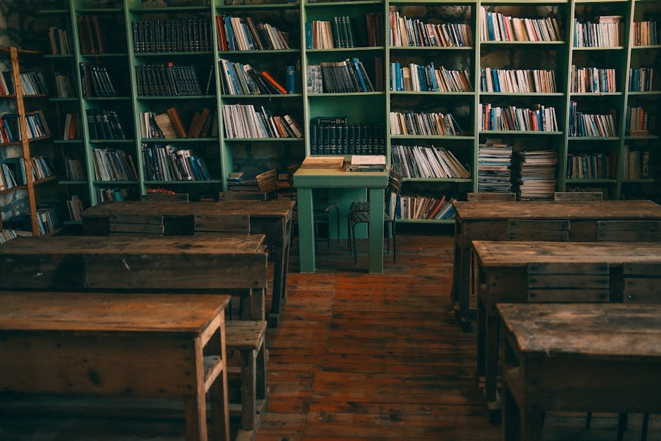 Oude schoolboeken op een bureau