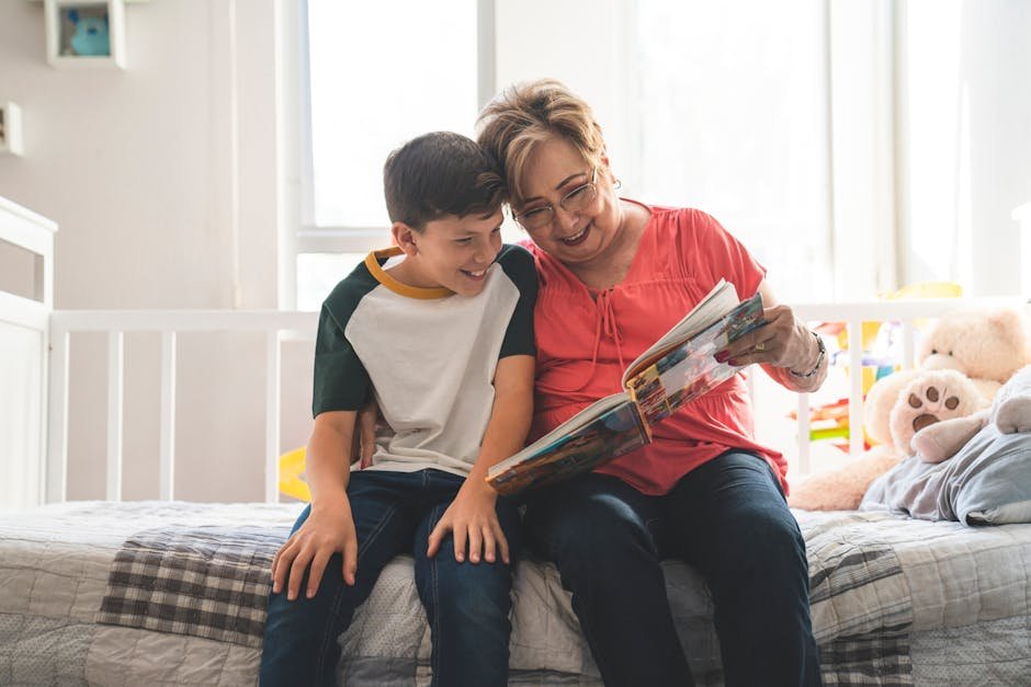 Grootouder leest met kleinkind