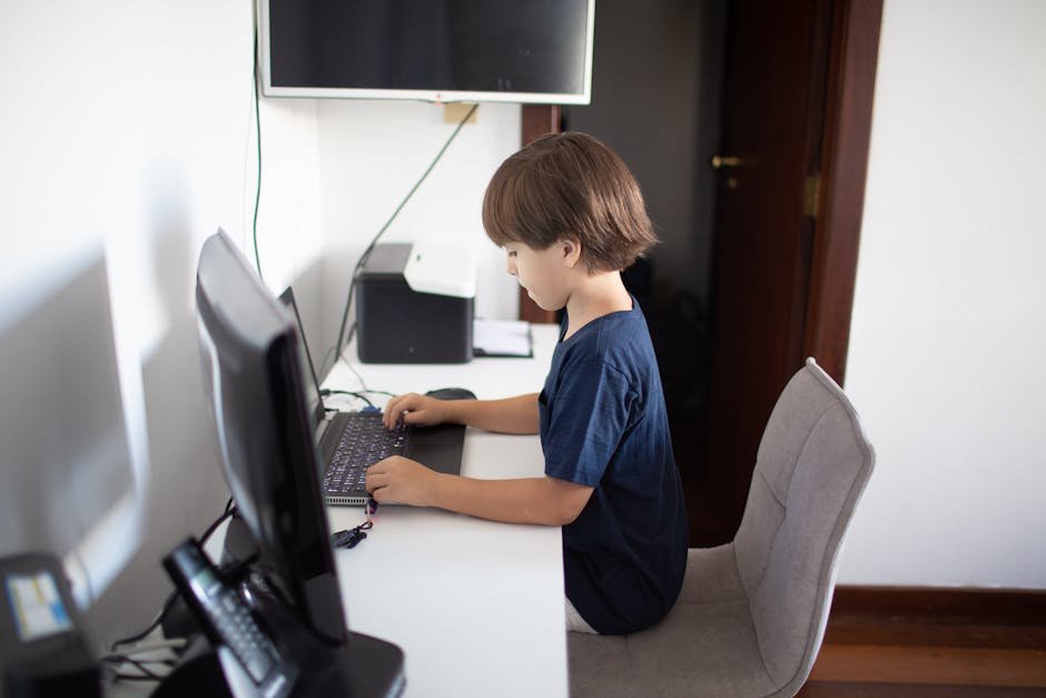 Kind achter de computer met educatieve software