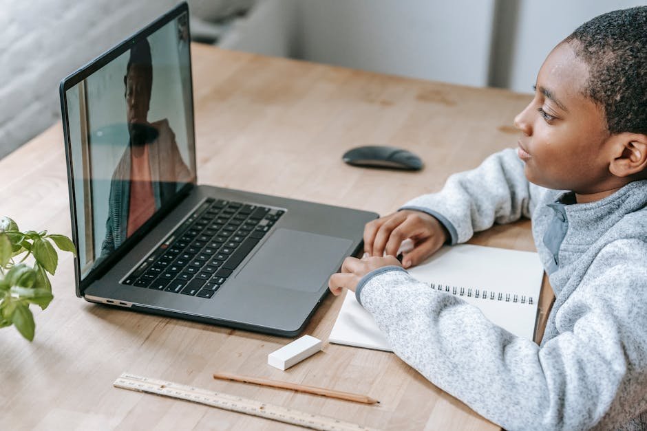 Kind volgt online onderwijs thuis