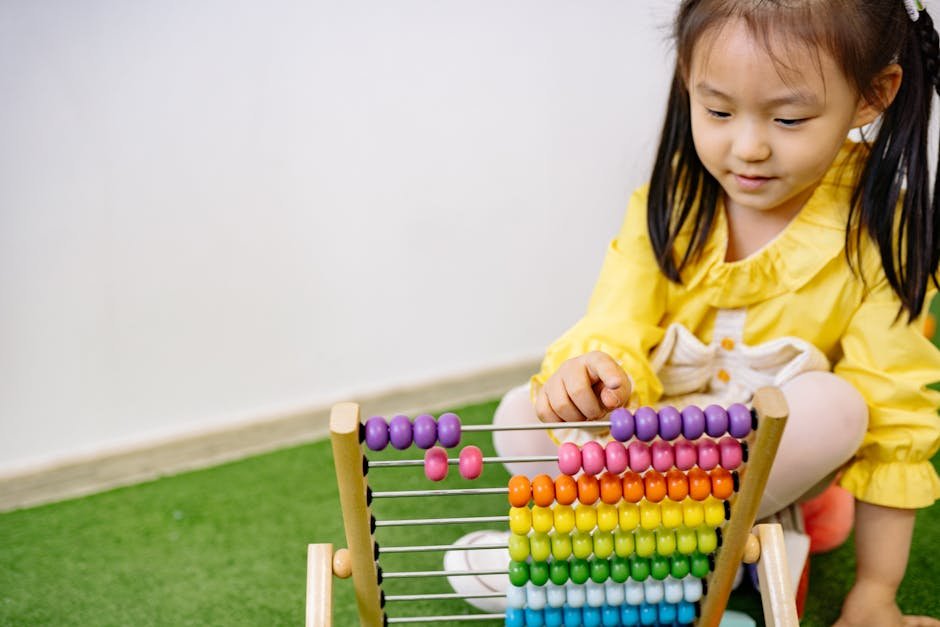 Kleuter speelt met telmateriaal