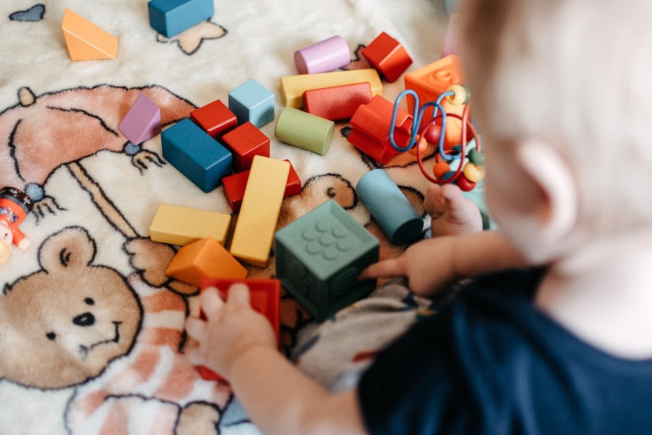 Kind speelt met bouwblokken