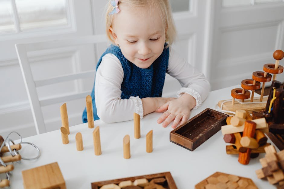 Kind werkt met houten Montessori-materiaal