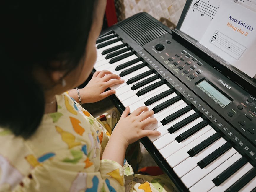 Kind speelt piano