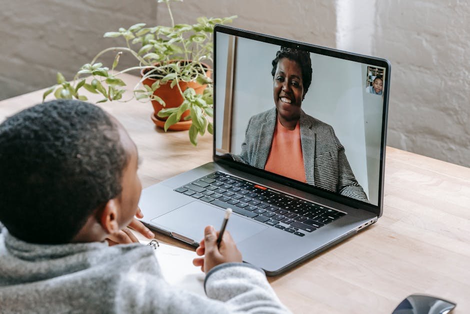 Kind met laptop tijdens een online les