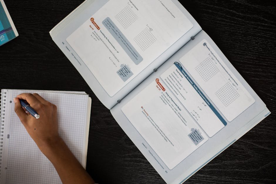 Rekenwerkboek op een schoolbank