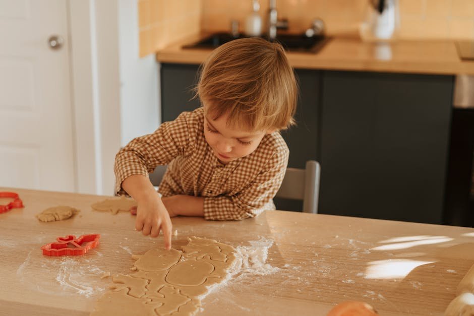 Kind helpt mee met bakken in de keuken