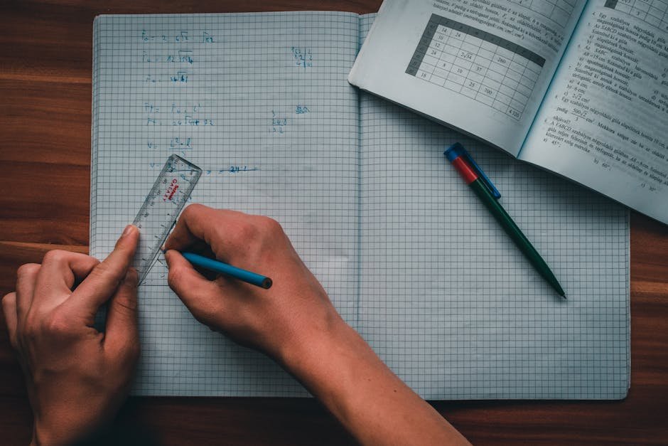 Rekenschrift met potlood op een schoolbank
