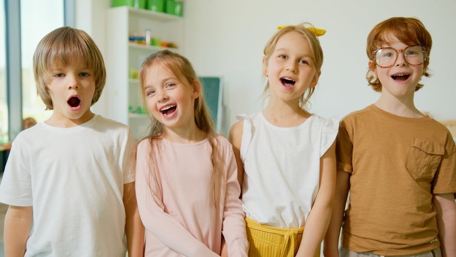 Kinderen zingen samen in een klaslokaal