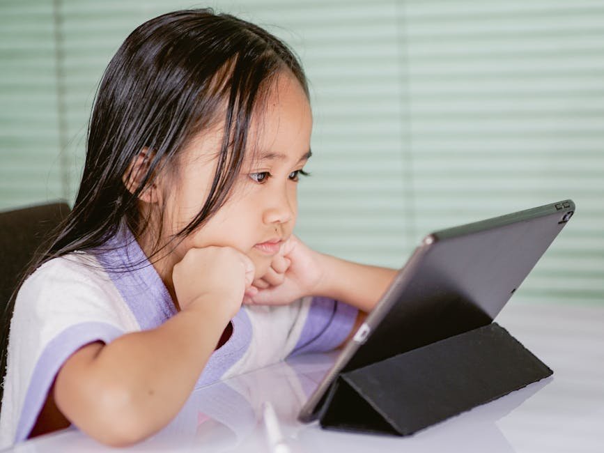Kind kijkt naar een tablet met educatieve content