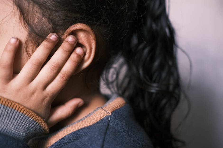 Kind met hoorapparaat luistert aandachtig