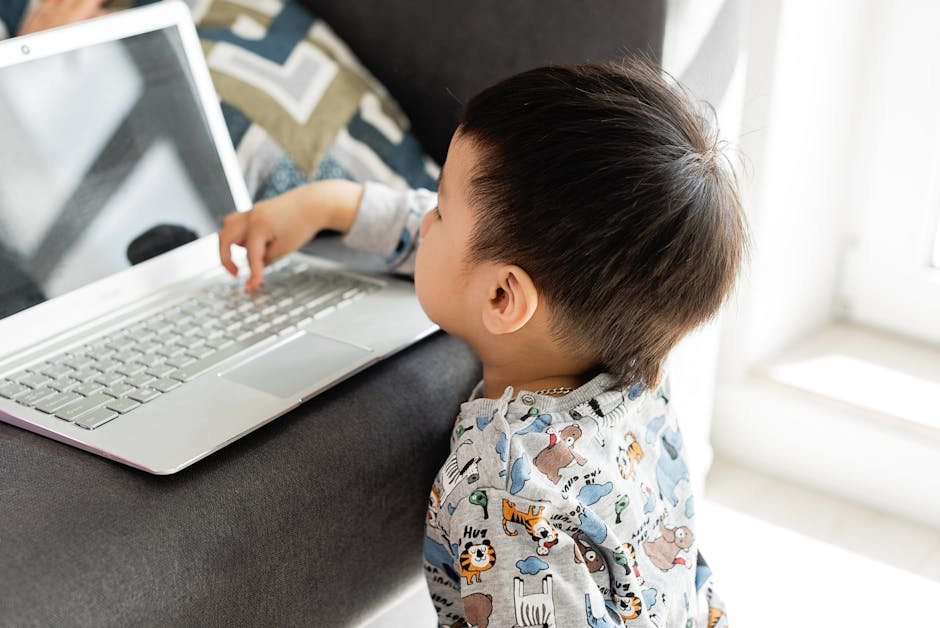 Kind achter de laptop voor educatie