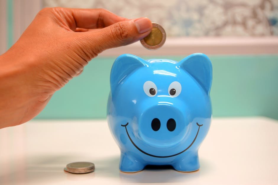 Kind doet geld in een spaarpot