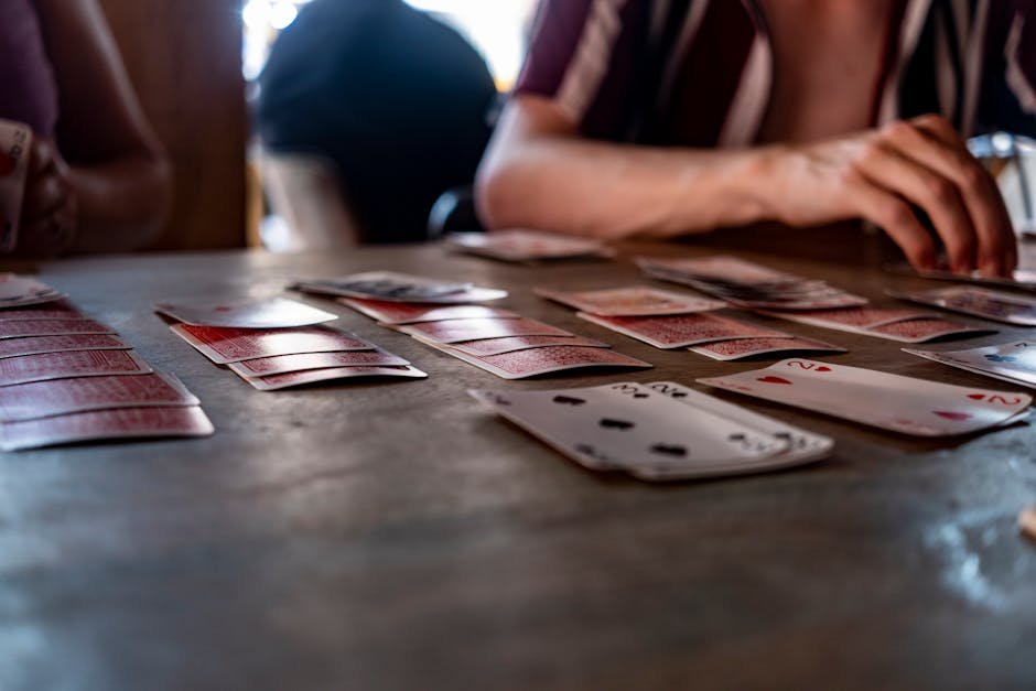 Familie speelt kaartspel aan tafel