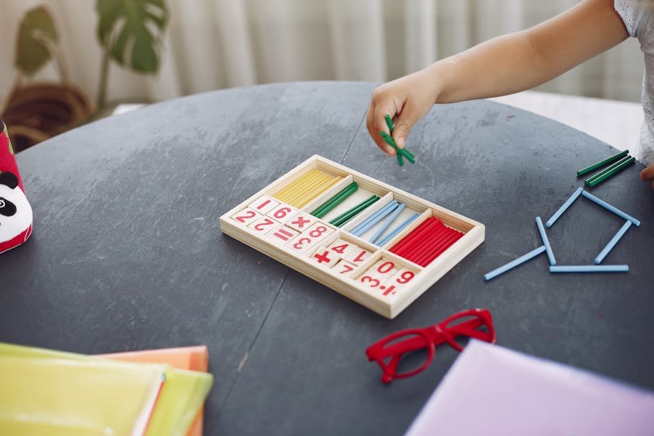 Kind leert met concentratie wiskunde