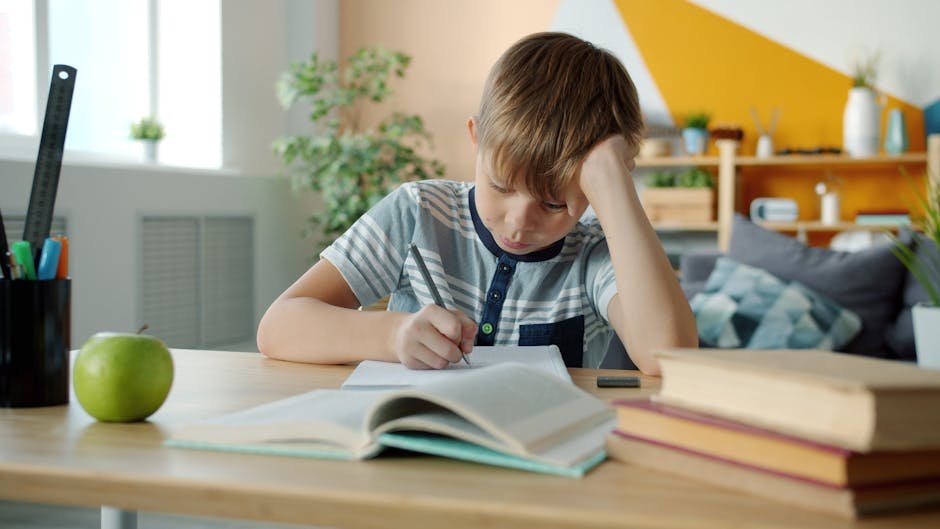 Geconcentreerd kind studeert wiskunde
