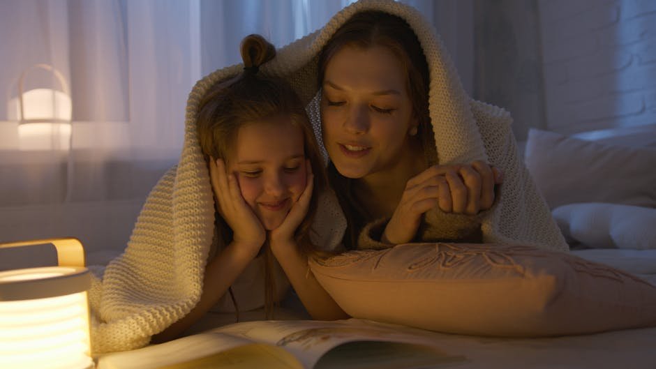 Kind leest in bed bij een leeslampje