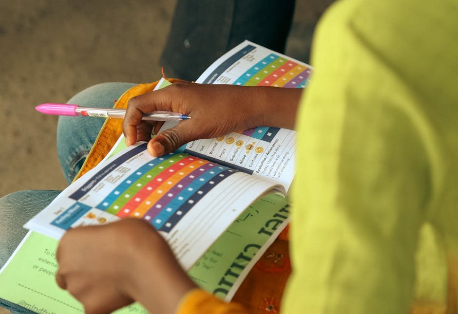 Kind leest in een kleurrijk werkboek