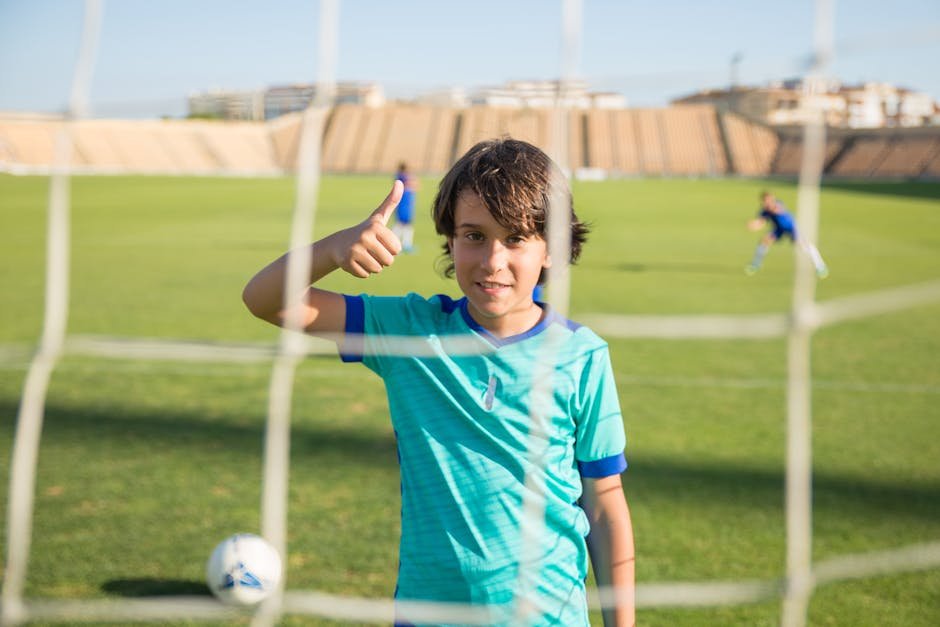 Kind speelt voetbal op het veld