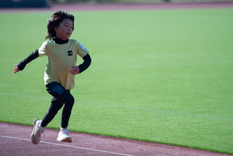Kind sport op een atletiekbaan
