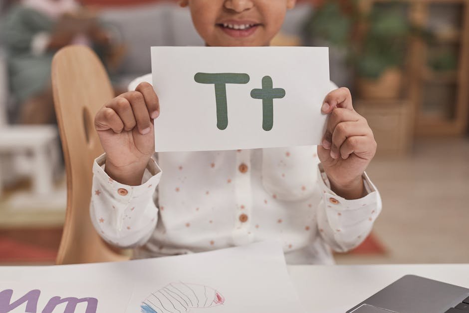 Kind gebruikt flashcards voor oefeningen
