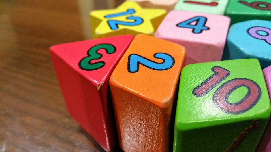 Kind speelt met kleurrijke leerblokken