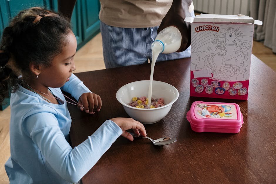 Kind ontbijt in de keuken
