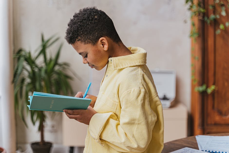 Kind schrijft notities tijdens studie