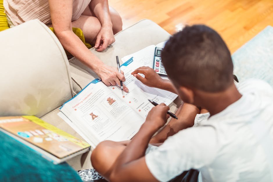 Ouders helpen kind met wiskunde