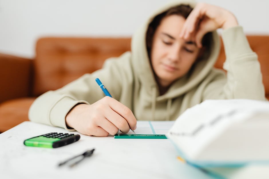 Tiener studeert wiskunde aan bureau