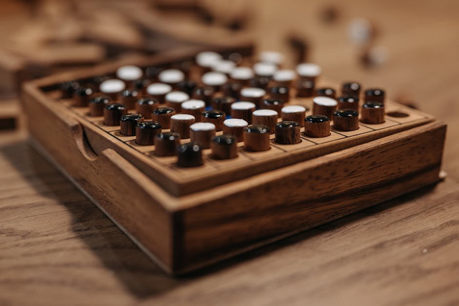 Kinderen spelen een houten bordspel
