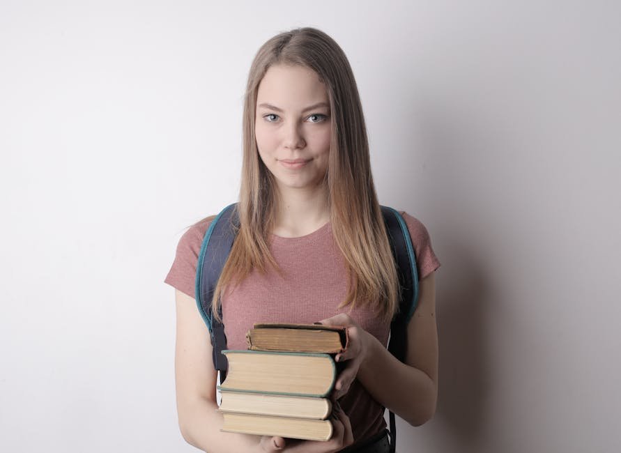 Tiener met boeken op weg naar middelbare school