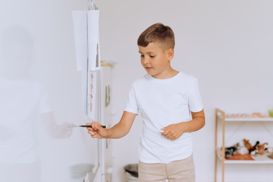 Kind tekent op droogwisbord