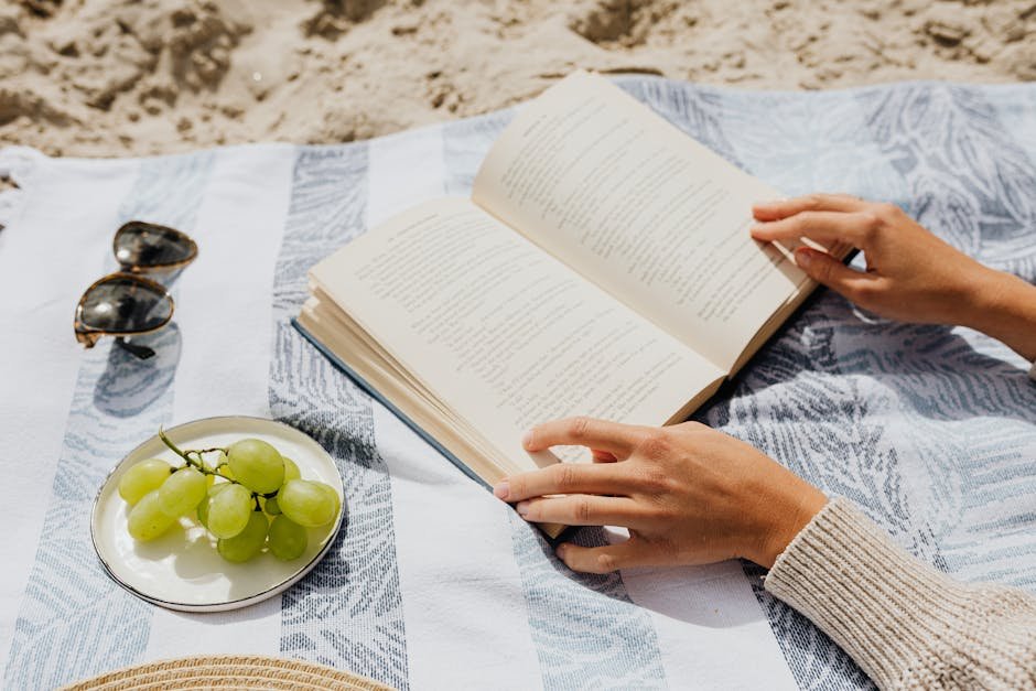 Kind leest een boek op het strand