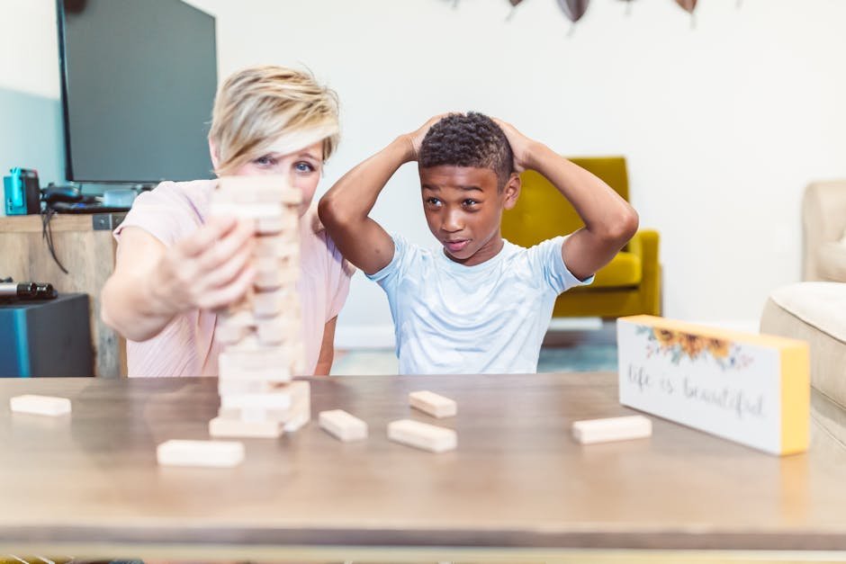 Gezin speelt samen educatieve spelletjes