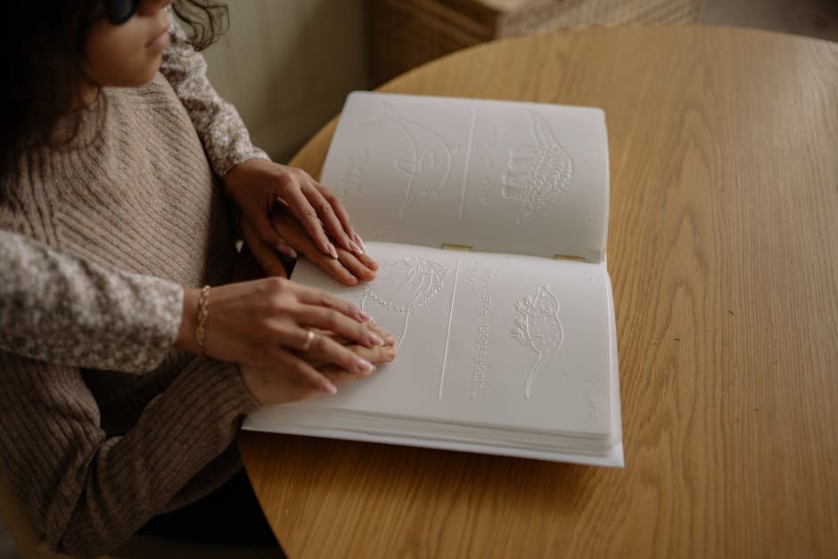 Kind leest met tactiel materiaal
