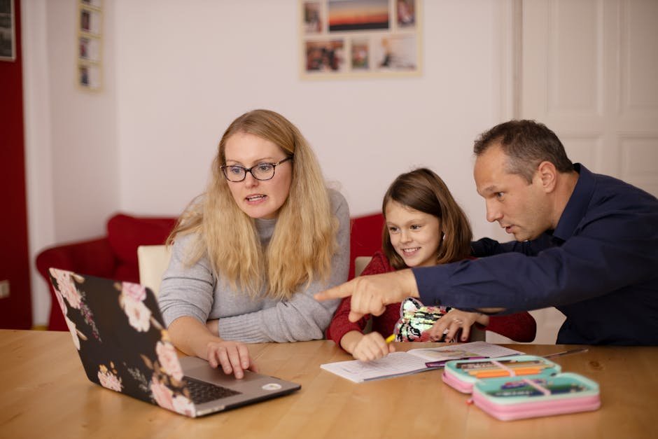 Werkende ouder helpt kind met huiswerk