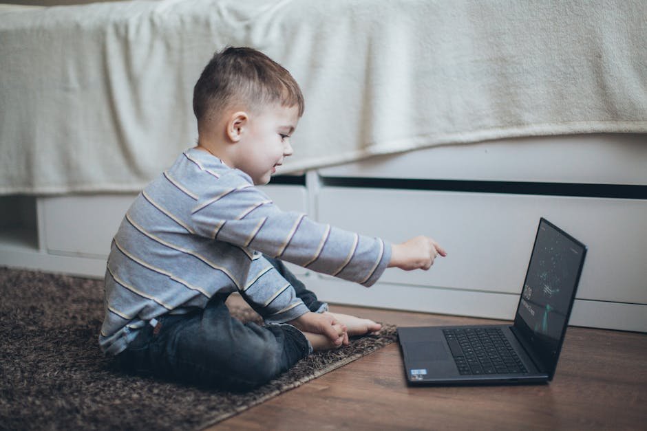 Kind kijkt naar educatieve video op laptop
